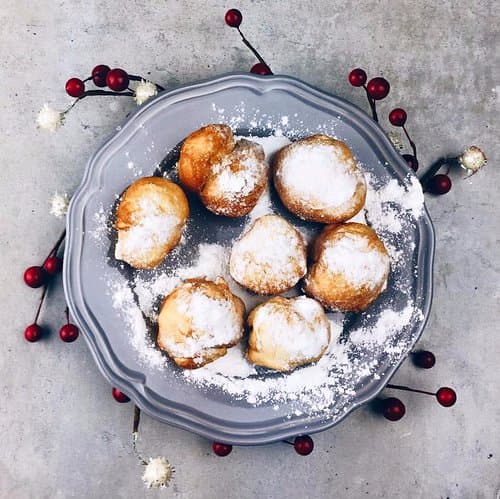 Малки пържени топчета тесто с пудра захар