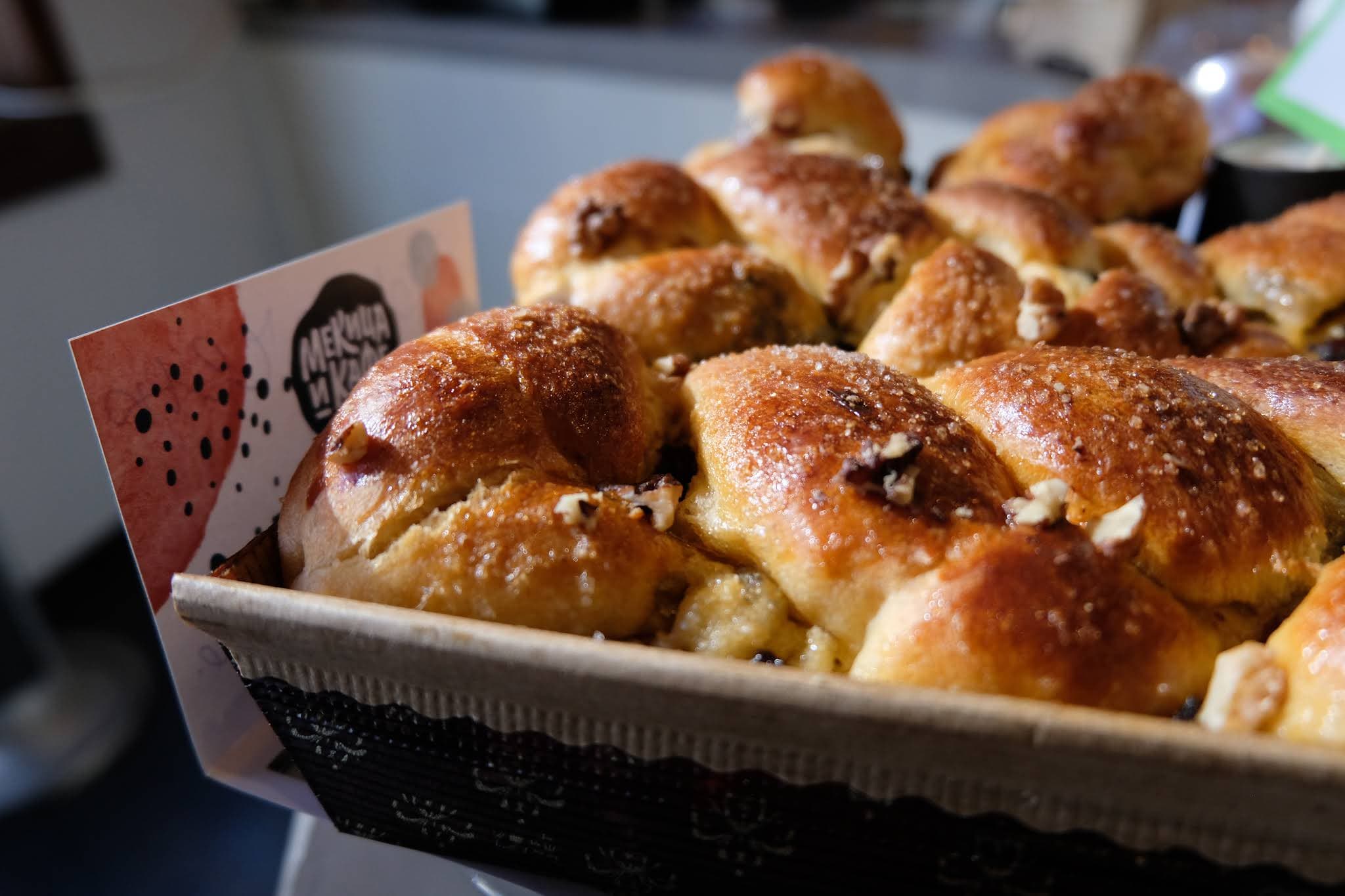 Кошница със златисти мекици, прясно приготвени в Мекица и Кафе